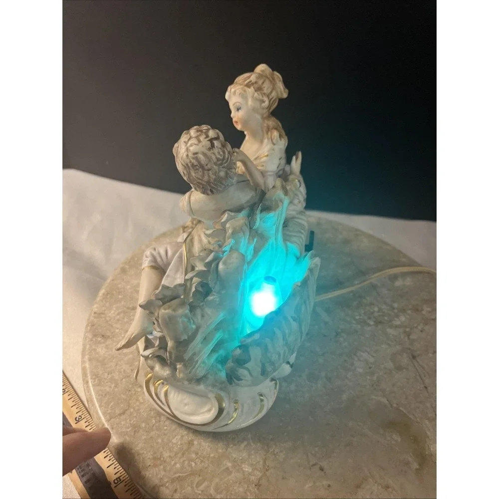 Ardalt/Sankyo Music Box Electrical Lamp Light Victorian Courting Couple Works